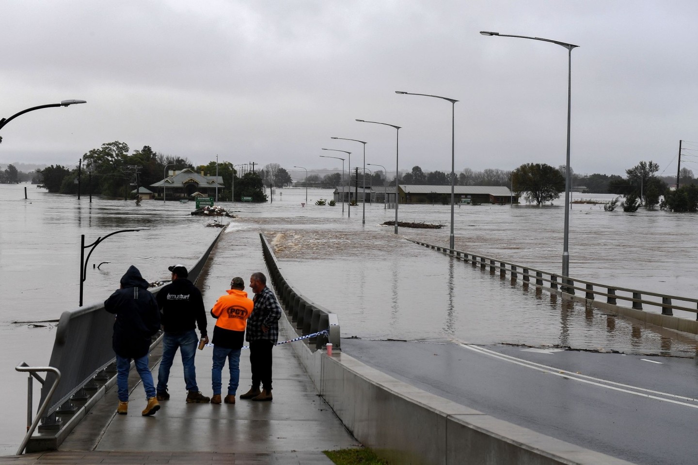 Bürger beobachten, wie die Windsor-Brücke nordwestlich von Sydney in den Fluten des Hawkesbury-Flusses verschwindet.