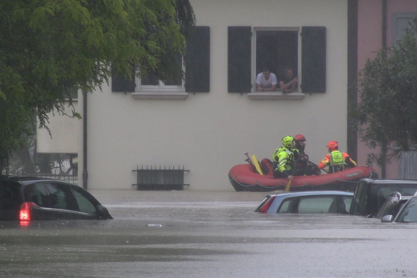 In der Stadt Cesena ist der Fluss Savio nach extremen Regenfällen über die Ufer getreten, Straßenzüge am Fluss stehen unter Wasser.