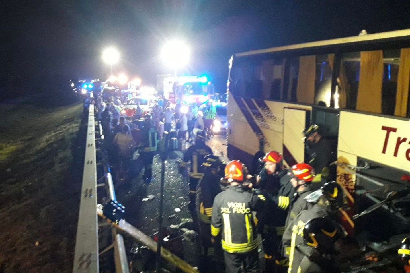 Rettungskräfte der Feuerwehr sind an der Unfallstelle im Einsatz.