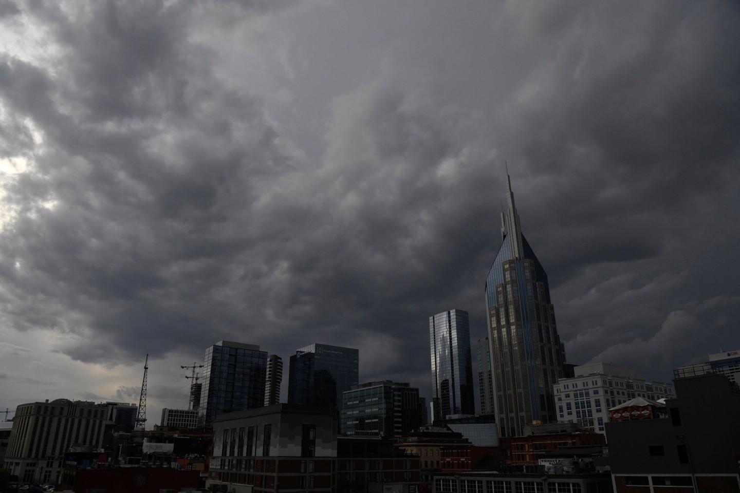 Eine Sturmfront nähert sich der Innenstadt von Nashville, Tennessee, die nördlich der Stadt einen Tornado auslöste.