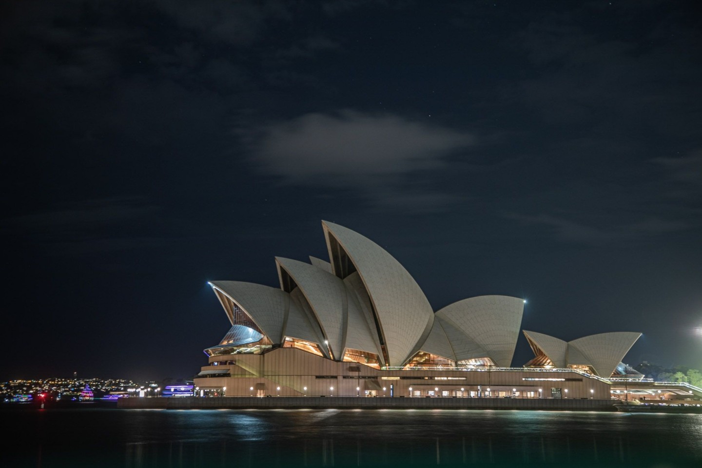 Die Lichter des Opernhauses von Sydney sind für die «Earth Hour» ausgeschaltet worden.