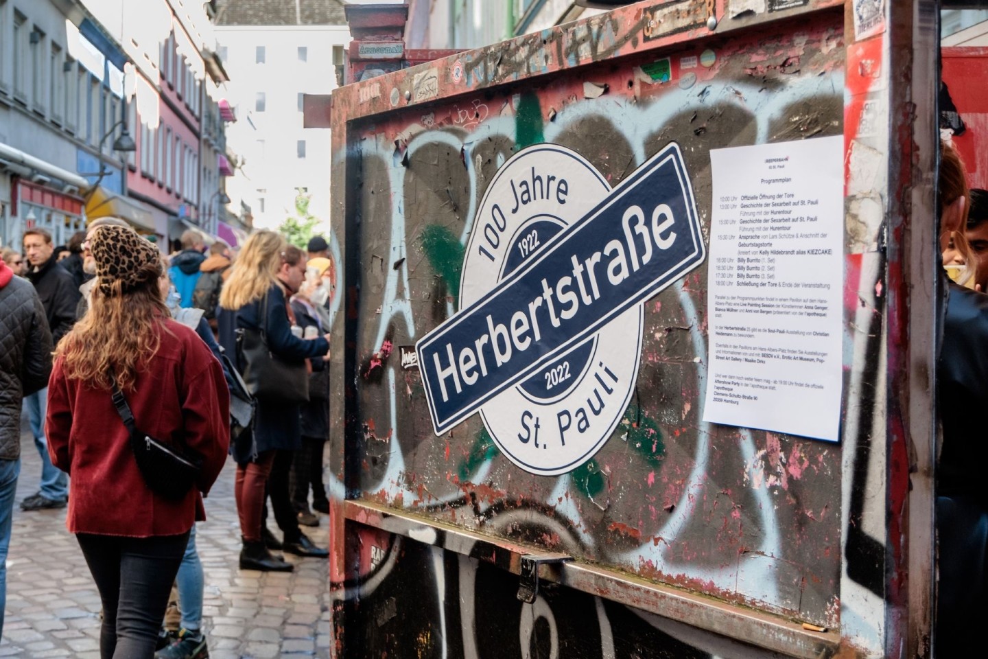 Die Tore der Herbertstraße, in der abends auf St. Pauli Prostituierte ihre Dienste anbieten, sind zu ihrem zum 100. Geburtstag auch für Besucherinnen geöffnet.