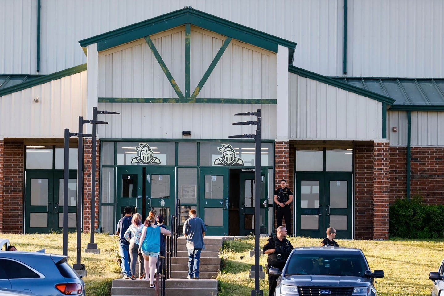 Die Polizei steht vor der Henryetta High School, als Menschen zu einer Mahnwache kommen.