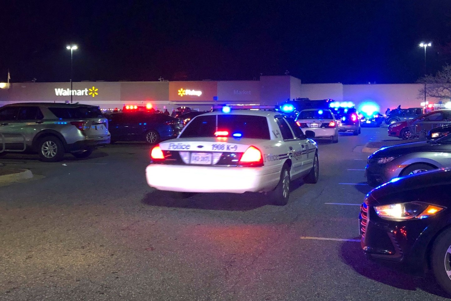 Streifenwagen auf dem Parkplatz des Walmart-Supermarktes.