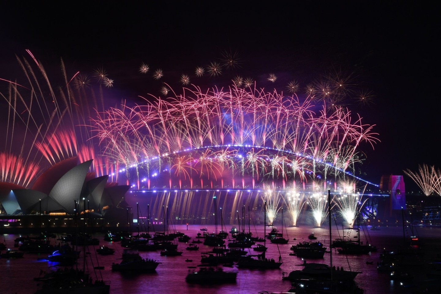 Das Mitternachtsfeuerwerk an Silvester über dem Sydney Opera House und der Sydney Harbour Bridge.