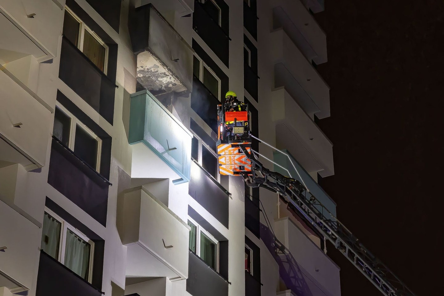 Die Feuerwehr löscht den Brand im Hochhaus, den eine fehlgeleitete Silvesterrakete ausgelöst hat.