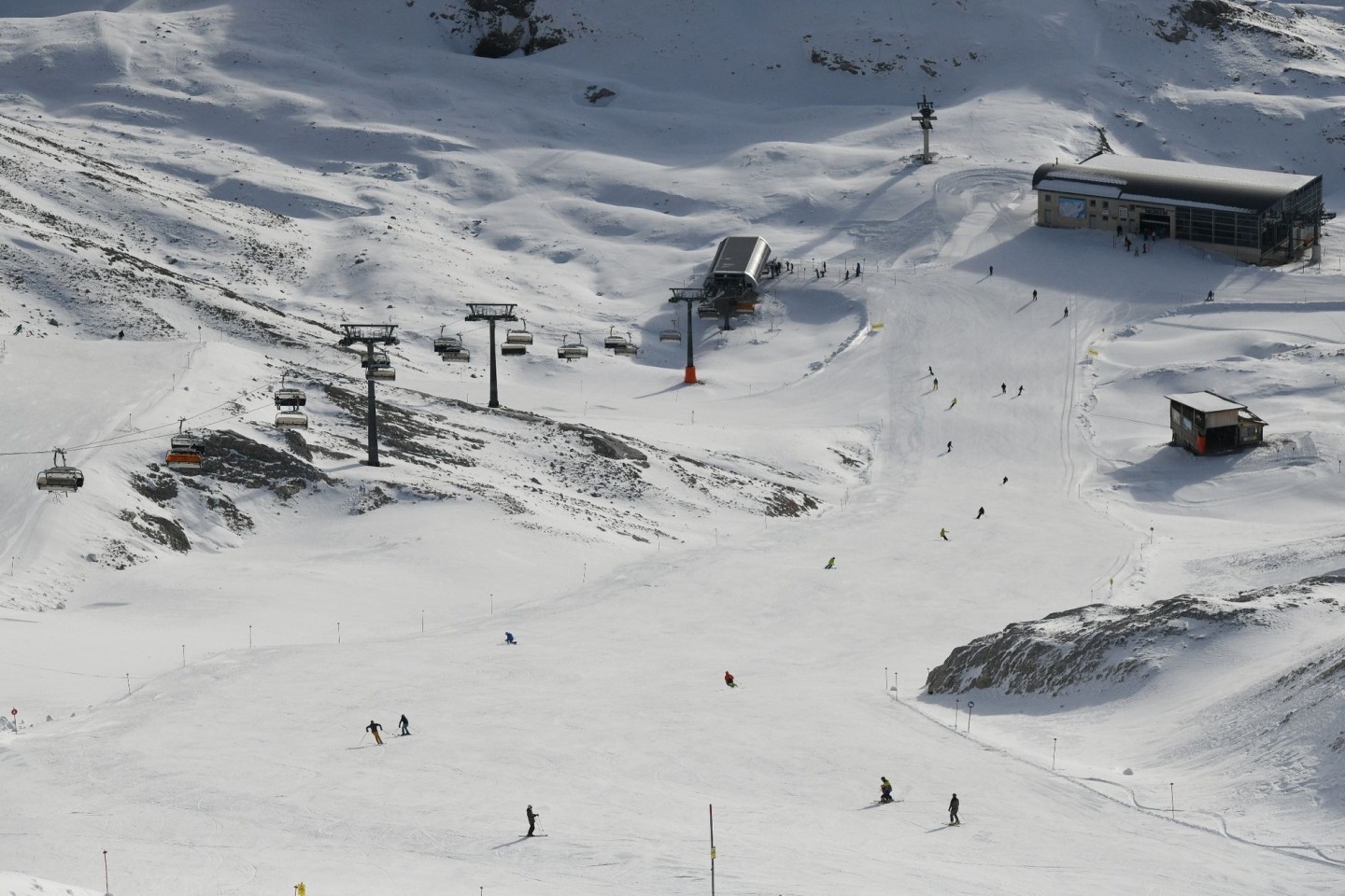 Skifahrer sind auf dem Zugspitzplatt unterwegs.