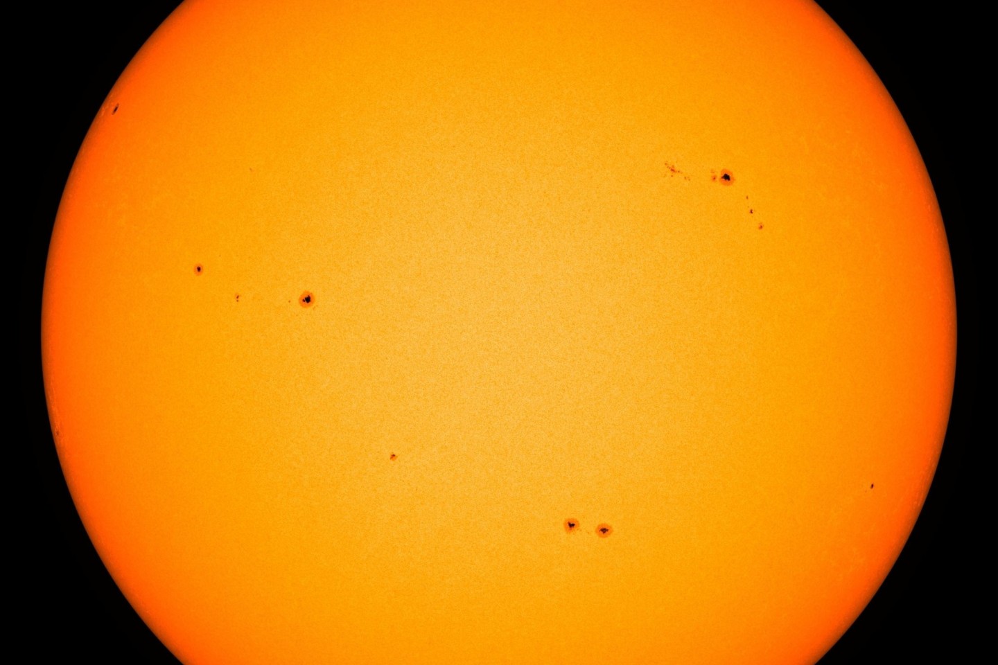 Sonnenflecken sind auf der Oberfläche der Sonne zu sehen. Wissenschaftler haben zuletzt mehrfach starke Eruptionen und Sonnenstürme gemessen.