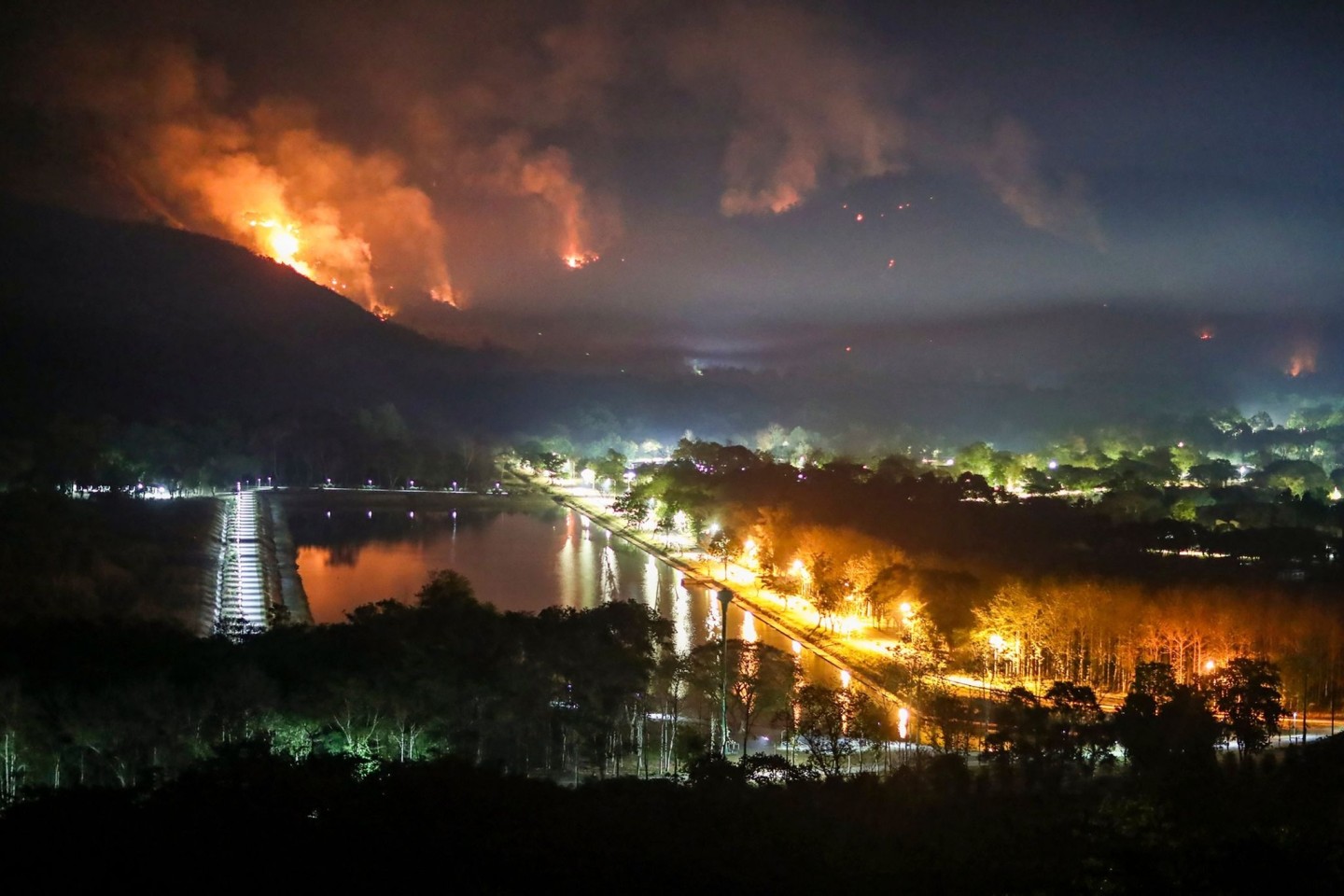 Feuer und Rauch steigen über Nakhon Nayok auf.