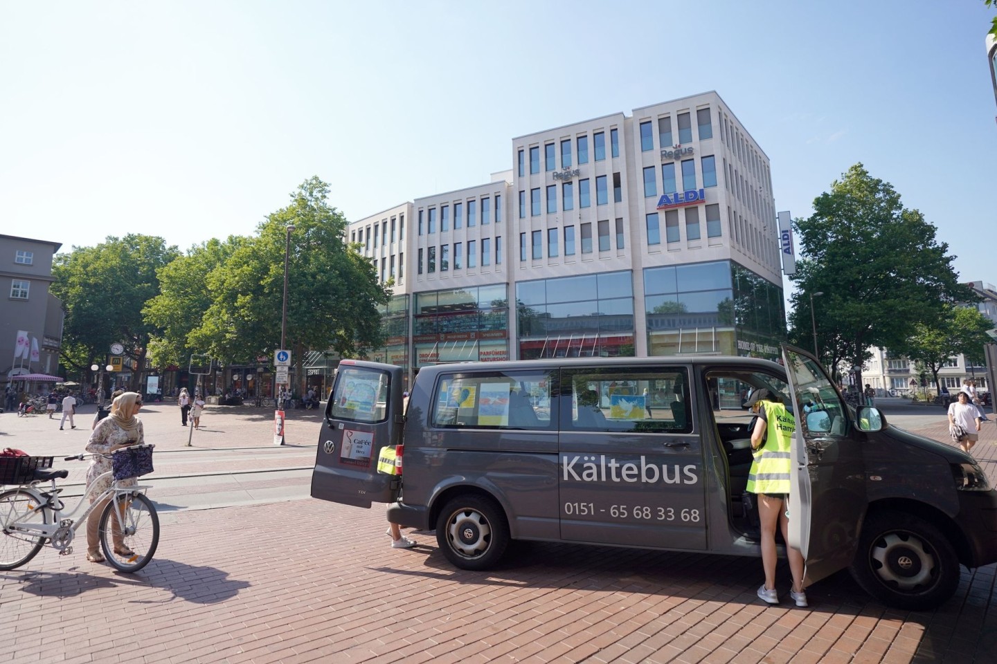 Ein Kältebus vom «CaFeé mit Herz» für Obdachlose am Bahnhof Altona in Hamburg ist mit Kaltgetränken, Sonnenschutzmitteln und Obst unterwegs.