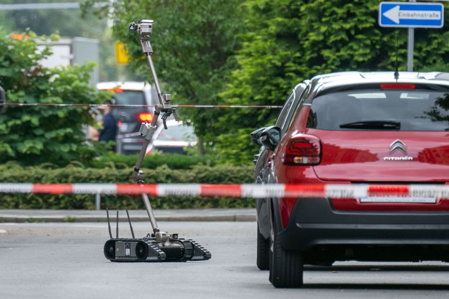 Bei einer Zwangsräumung in Nürnberg machten Polizisten in einer Wohnung einen verdächtigen Fund, der einen Einsatz von Sprengstoffspezilisten auslöste.