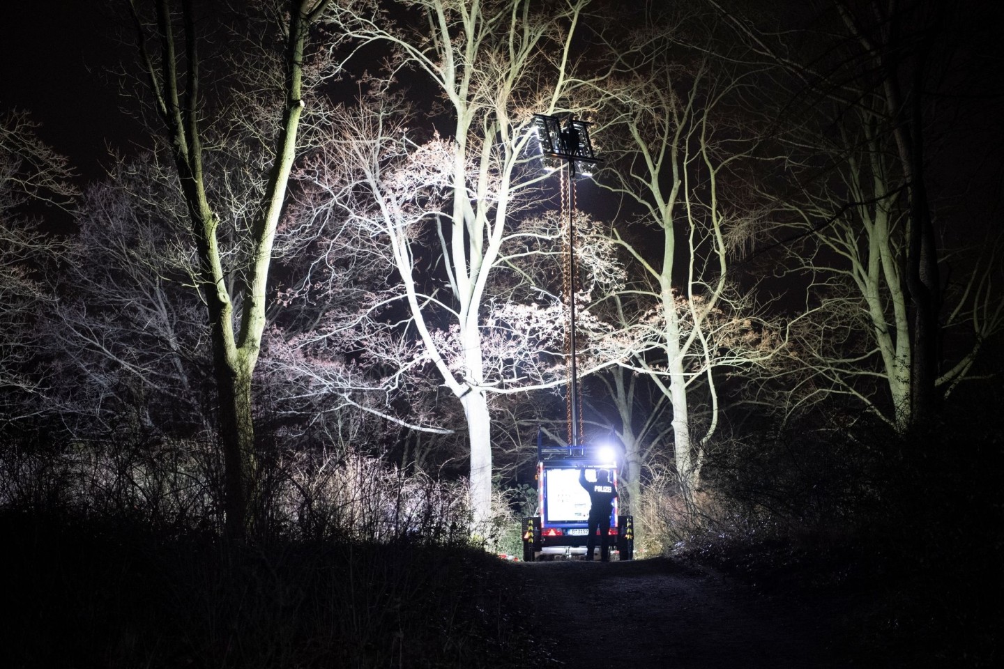 Polizisten beleuchten im Dunkeln einen Ort an einem Park in Pankow. Das vermisste vierjährige Mädchen aus Berlin ist tot. Es sei am Abend mit Verletzungen von Passanten im Bürgerpark Pan...