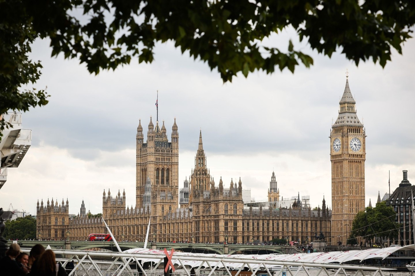 Das britische Parlamentsgebäude (Houses of Parliament), der Palace of Westminster, und der Big Ben (Elizabeth Tower) sind hinter der Westminster Bridge zu sehen.