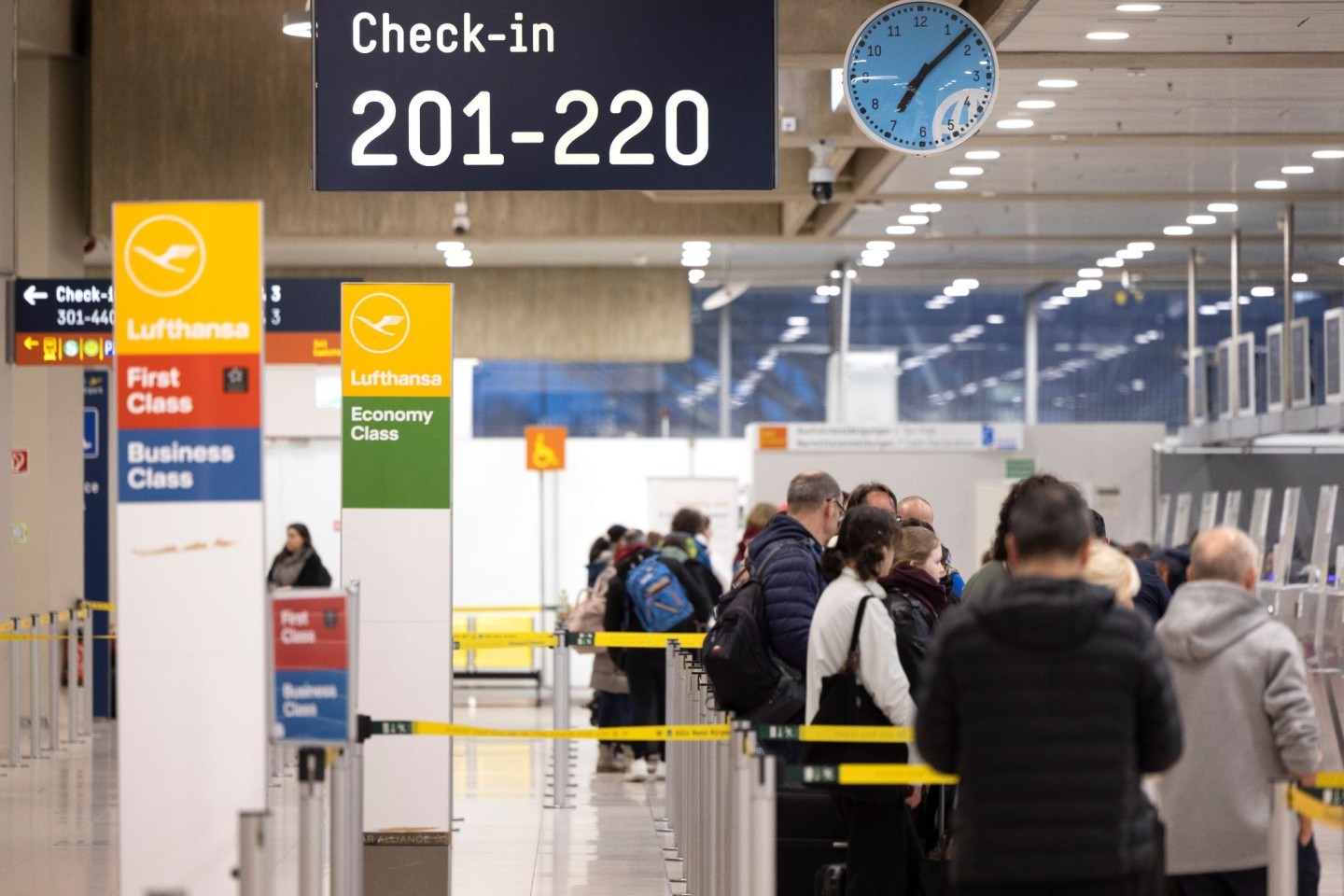 Problemlose Abfertigung am Flughafen Köln/Bonn zum Auftakt der Osterferien.