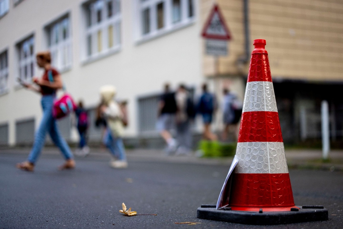 Um den «Elterntaxis» etwas entgegenzusetzen, müssen dem Städtetag zufolge individuelle Lösungen her - zum Beispiel temporäre Straßensperrungen.