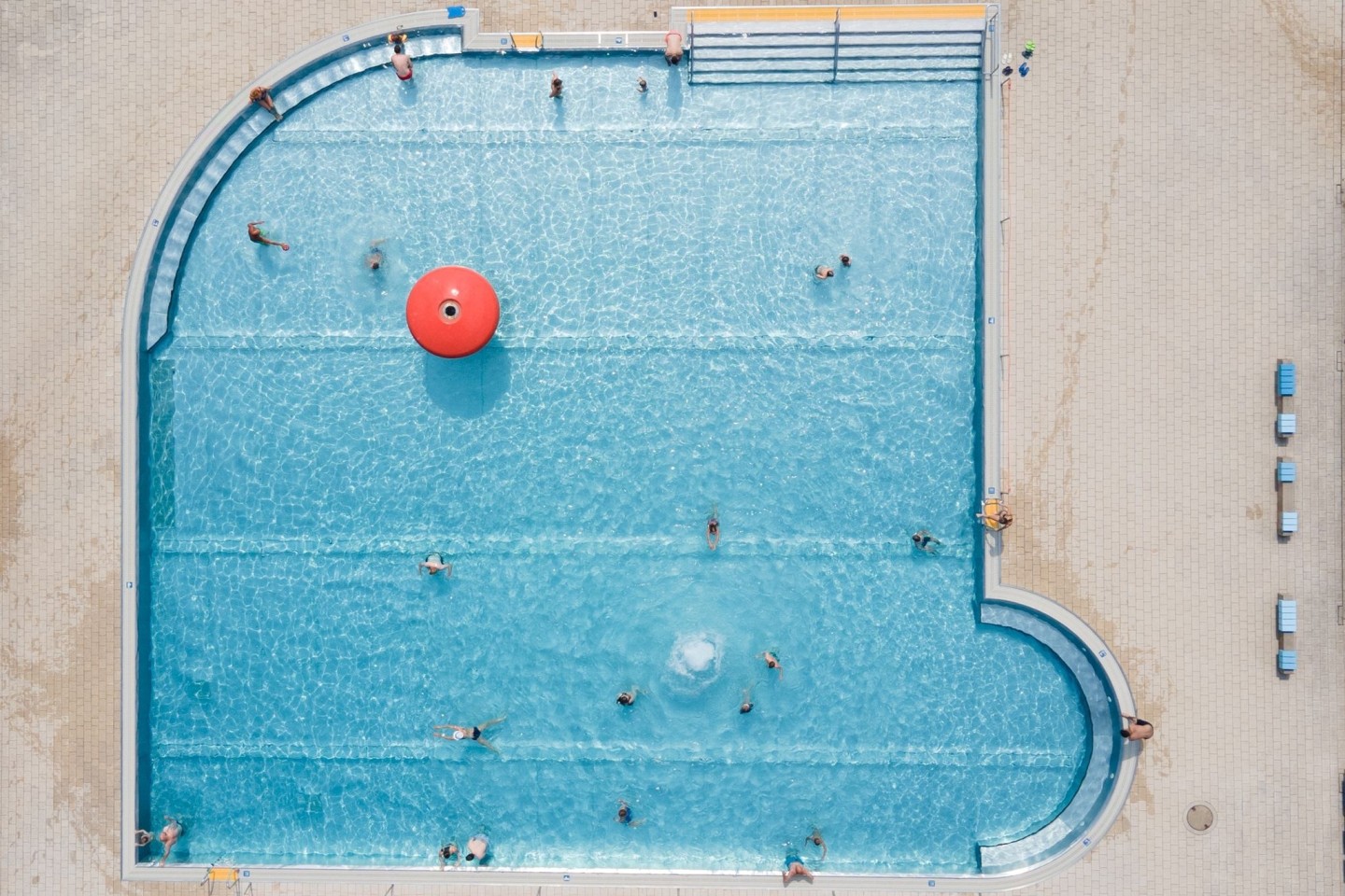 Badegäste im Dresdener Stauseebad Cossebaude.