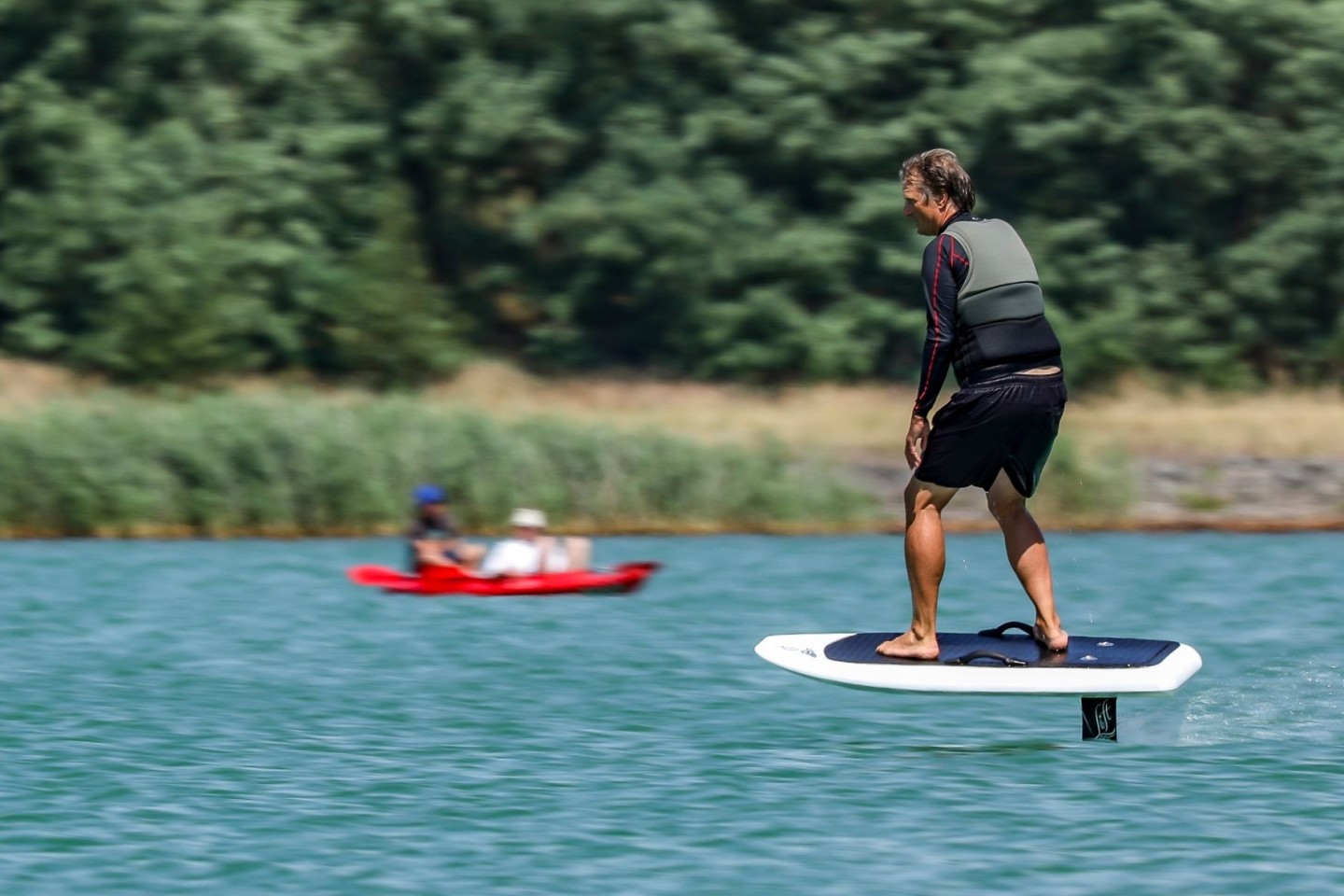 Sorgt für Aufsehen: Mit einem eFoil kann man quasi über das Wasser fliegen.