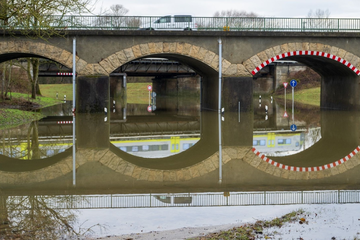 An der Schmutter in Donauwörth ist kurz vor der Mündung in die Donau eine Straße überflutet.