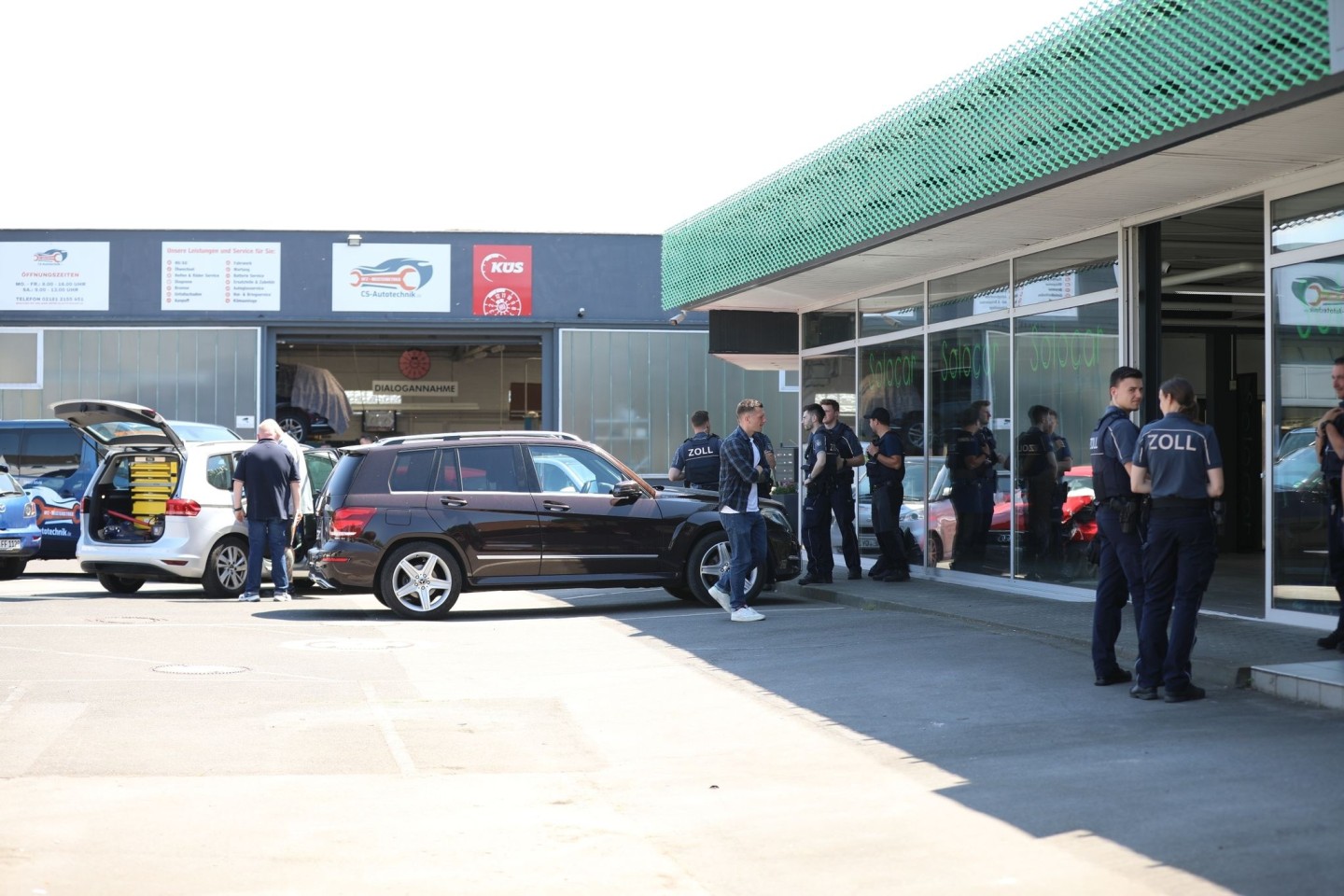 Fahnder sind bei einer internationalen Polizeiaktion gegen eine mutmaßliche Bande vorgegangen, die beim Verkauf von Luxusautos im großen Stil Mehrwertsteuerbetrug betrieben haben soll.