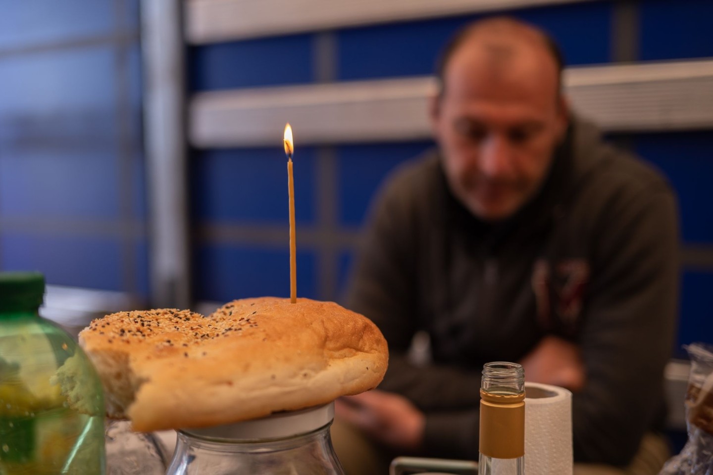 Lastwagenfahrer streiken auf der Raststätte Gräfenhausen in Südhessen - am Ostersonntag sogar mit Osterkerze.