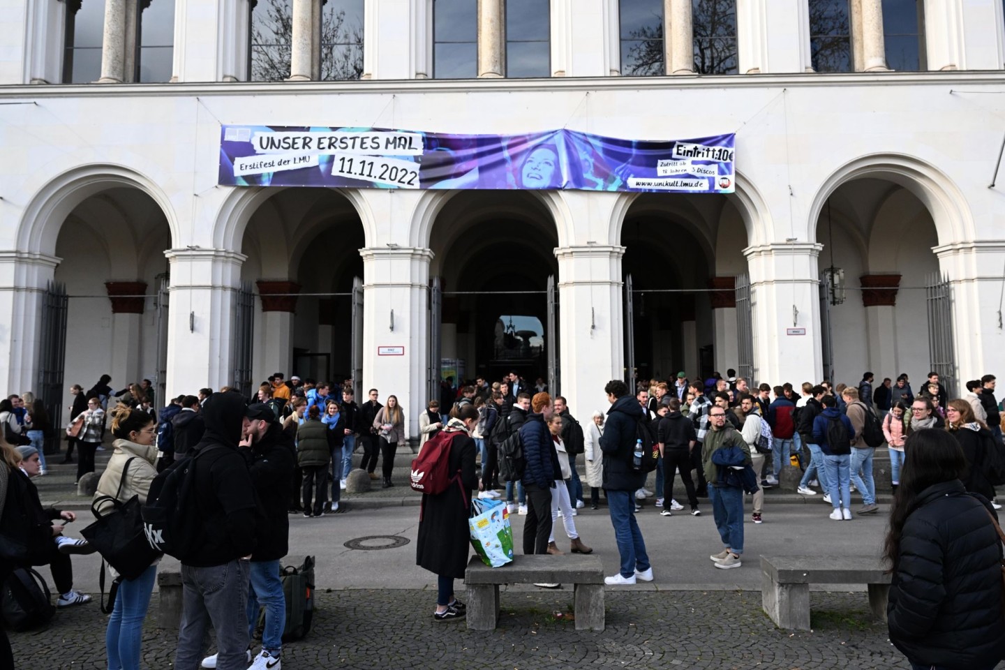 In der Ludwig-Maximilians-Universität (LMU) in München hat ein Bewaffneter am Dienstagvormittag für Aufregung gesorgt.