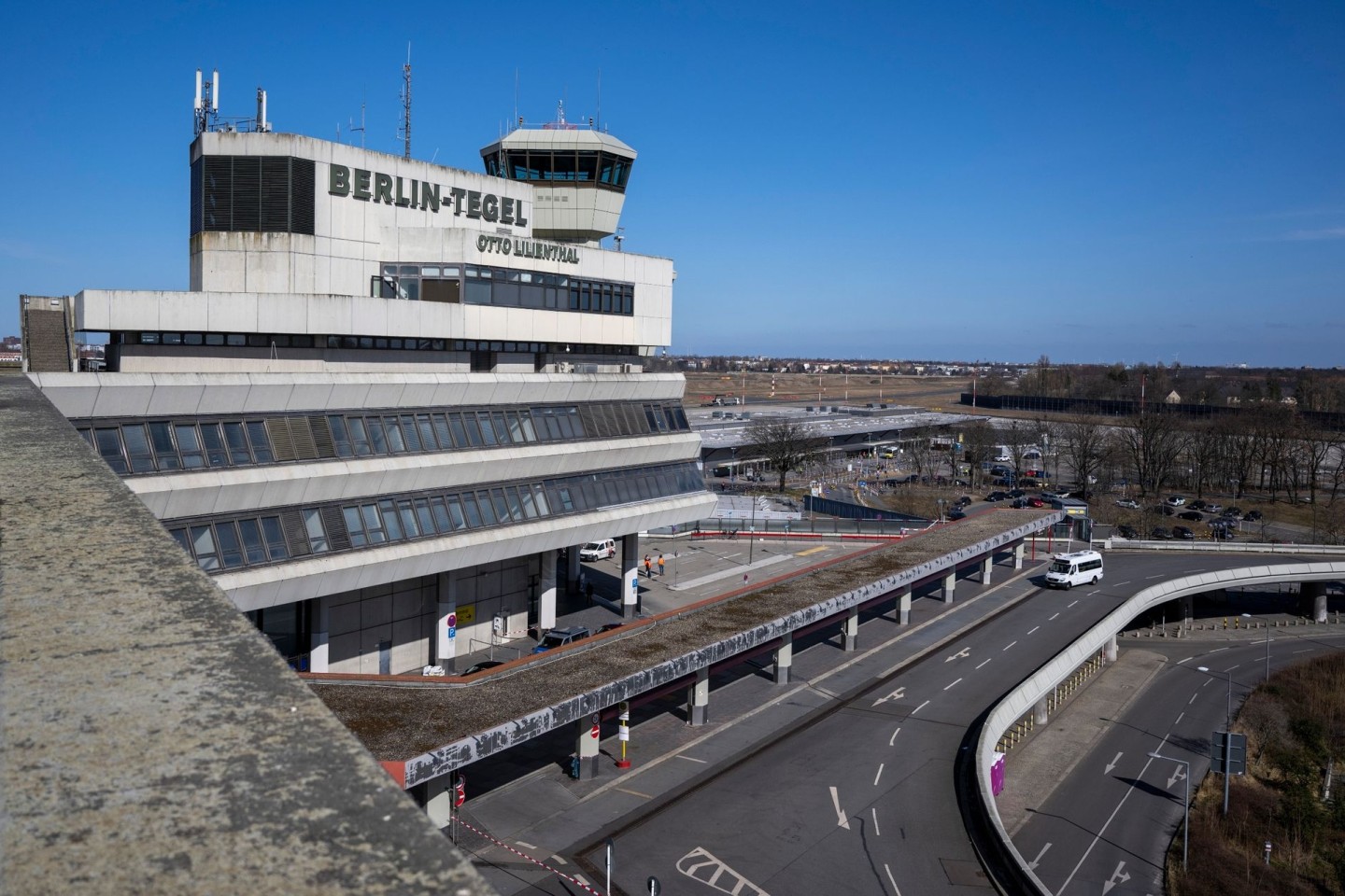 Jahrzehntelanger Fluglärm am Berliner Flughafen Tegel hat nach Einschätzung von Biologen beim Verhalten mancher Vogelarten Spuren hinterlassen.