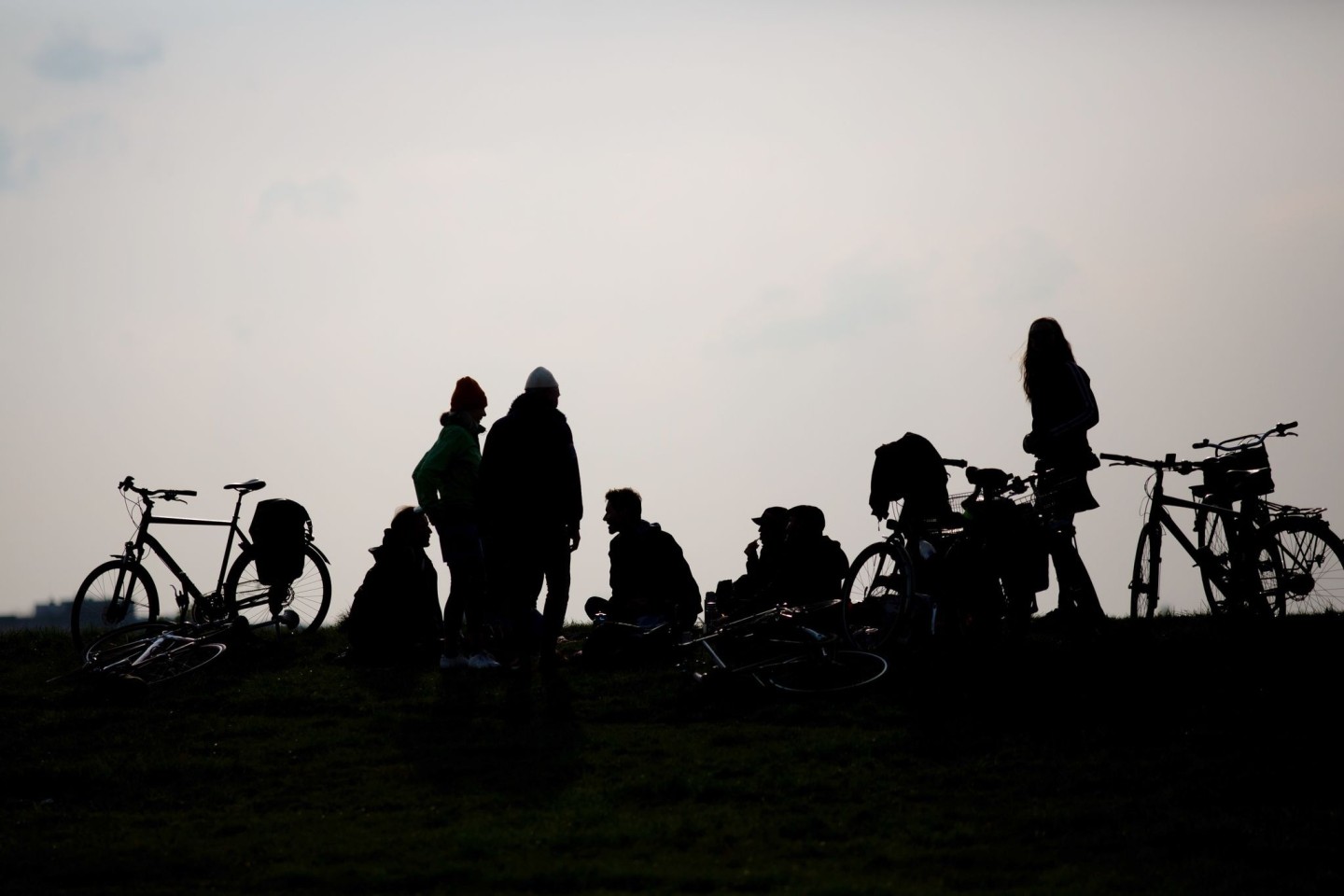 Junge Leute treffen sich auf dem Tempelhofer Feld in Berlin. Was denken Jugendliche und junge Erwachsene in Europa über ihr Leben in der Dauer-Krise?