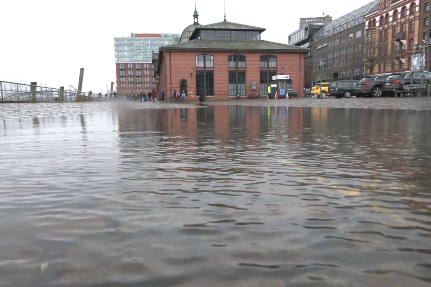 Etwas Wasser ist auf den Hamburger Fischmarkt geschwappt.