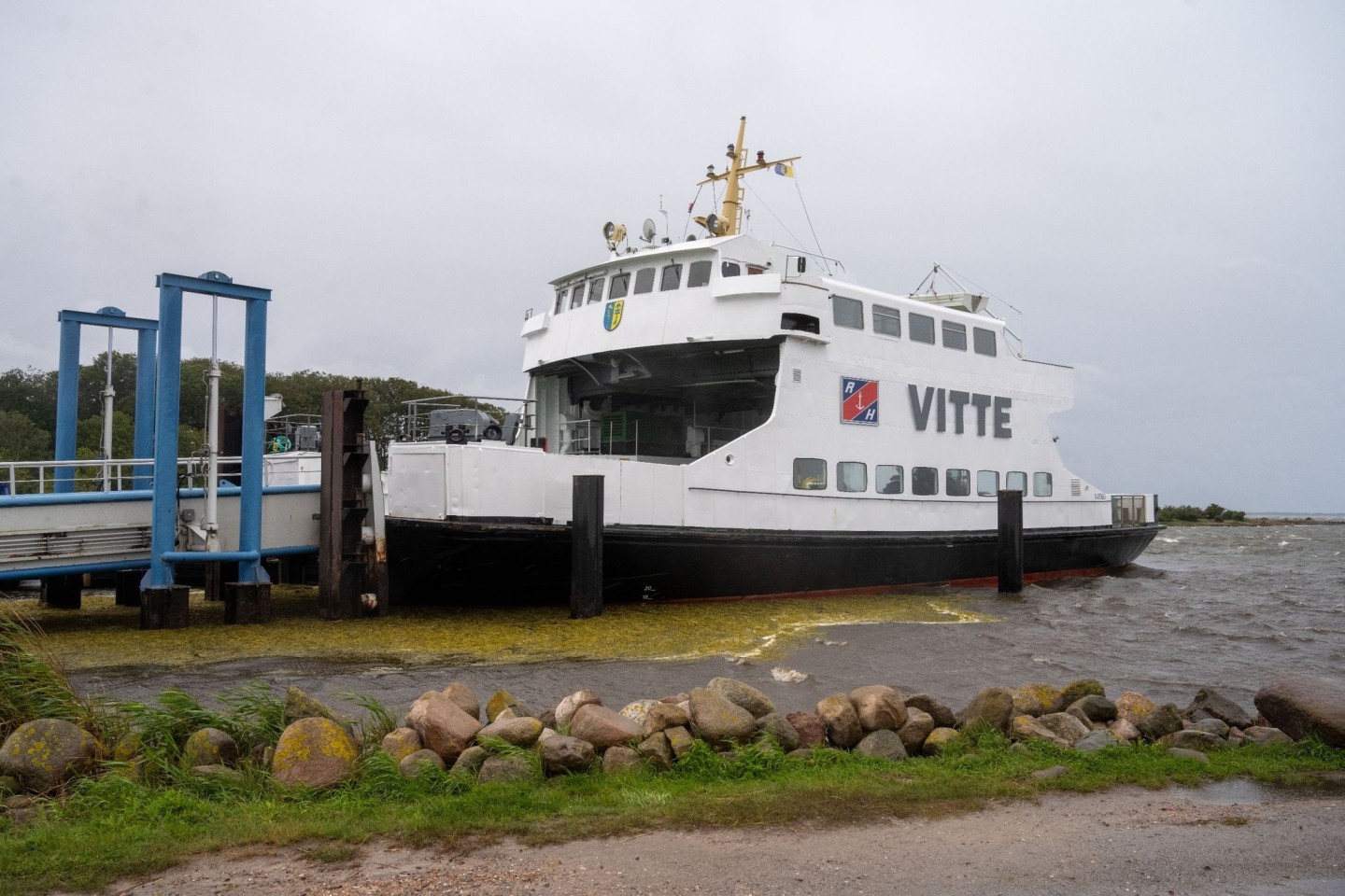 Der Fährverkehr zur und von der Insel Hiddensee wurde von der Reederei eingestellt.