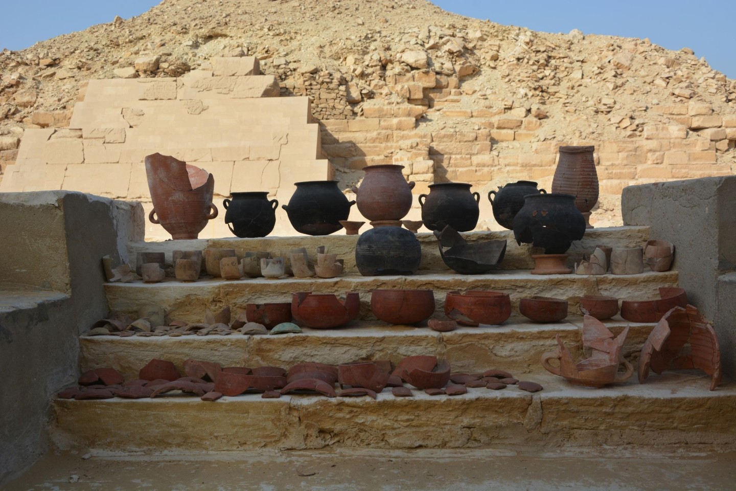 Gefäße aus der Balsamierungswerkstatt in Sakkara.