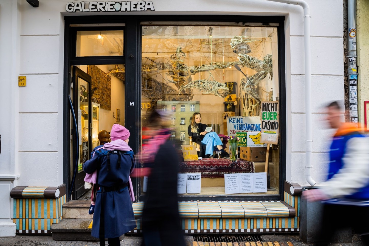 Joana V., Künstlerin, macht mit ihrer Kunstperformance im Schaufenster auf den Mangel an bezahlbarem Wohnraum aufmerksam.