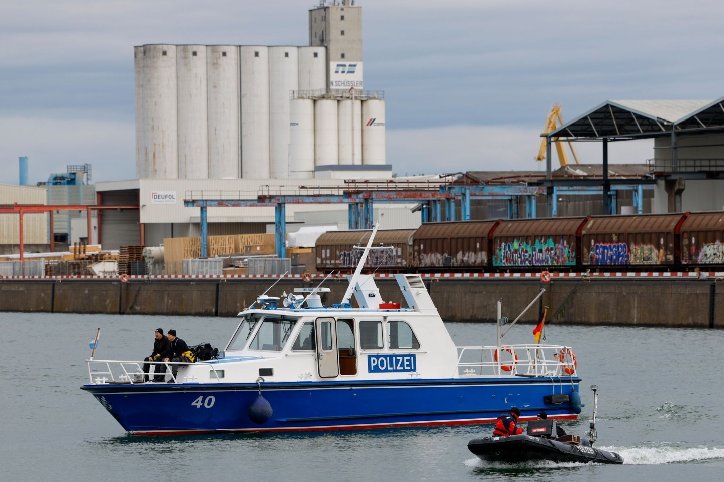 Taucher mit Sonar, Leichenspürhunde und Sonarboote suchten nach einer vermissten Schwangeren im Nürnberger Hafen.