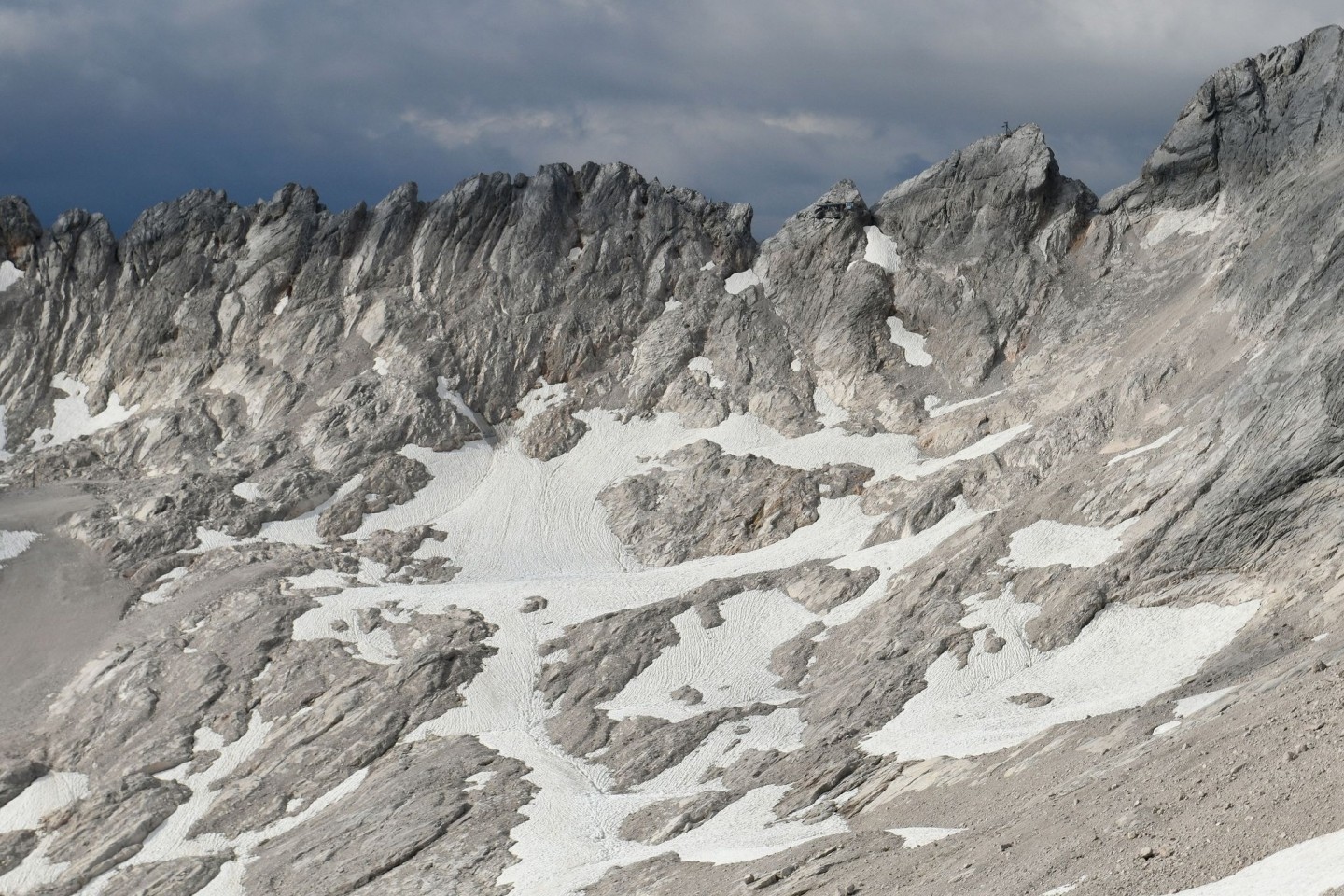 Selbst an der tiefsten Stelle ist das Eis des Südlichen Schneeferners inzwischen weniger als sechs Meter dick - im Vergleich zu etwa zehn Metern 2018.