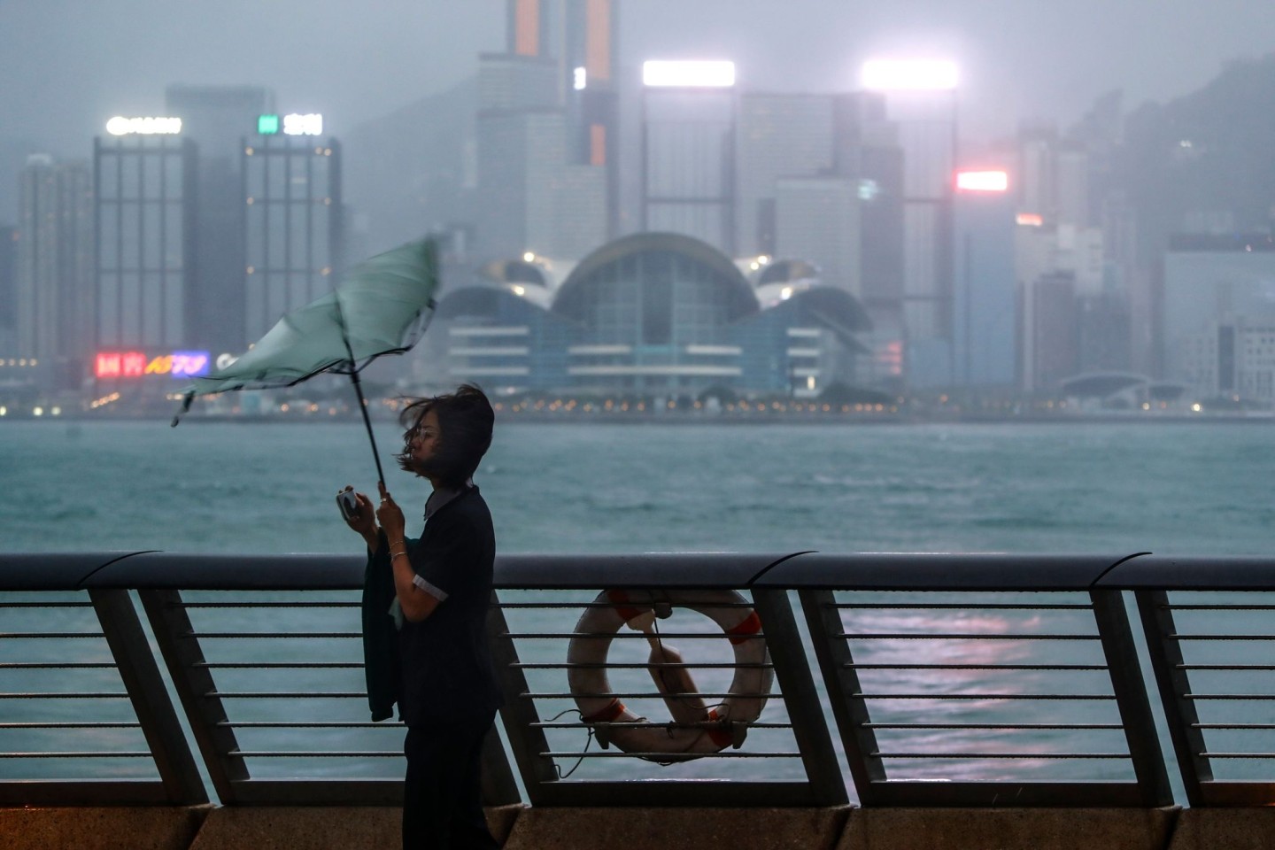 Begleitet von starken Regenfällen und Windböen hat der Taifun «Saola» die Küstengewässer Südchinas und Hongkongs erreicht.