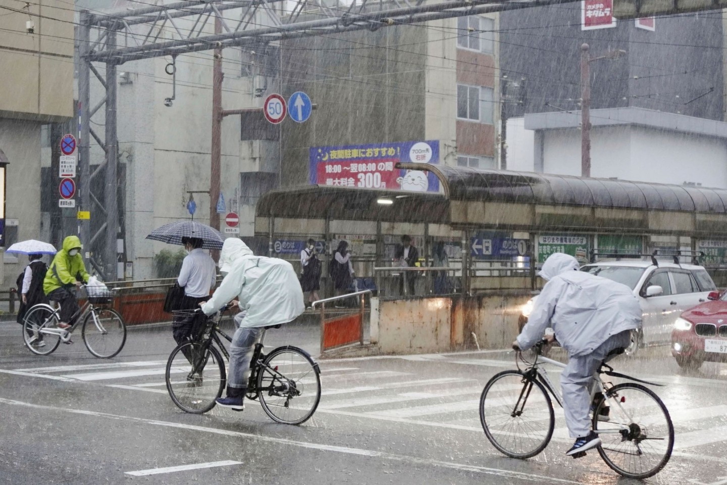 Starke Regen im südjapanischen Kochi. Der Tropensturm Mawar bringt schwere Regenfälle auf die südlichen Hauptinseln Japans.