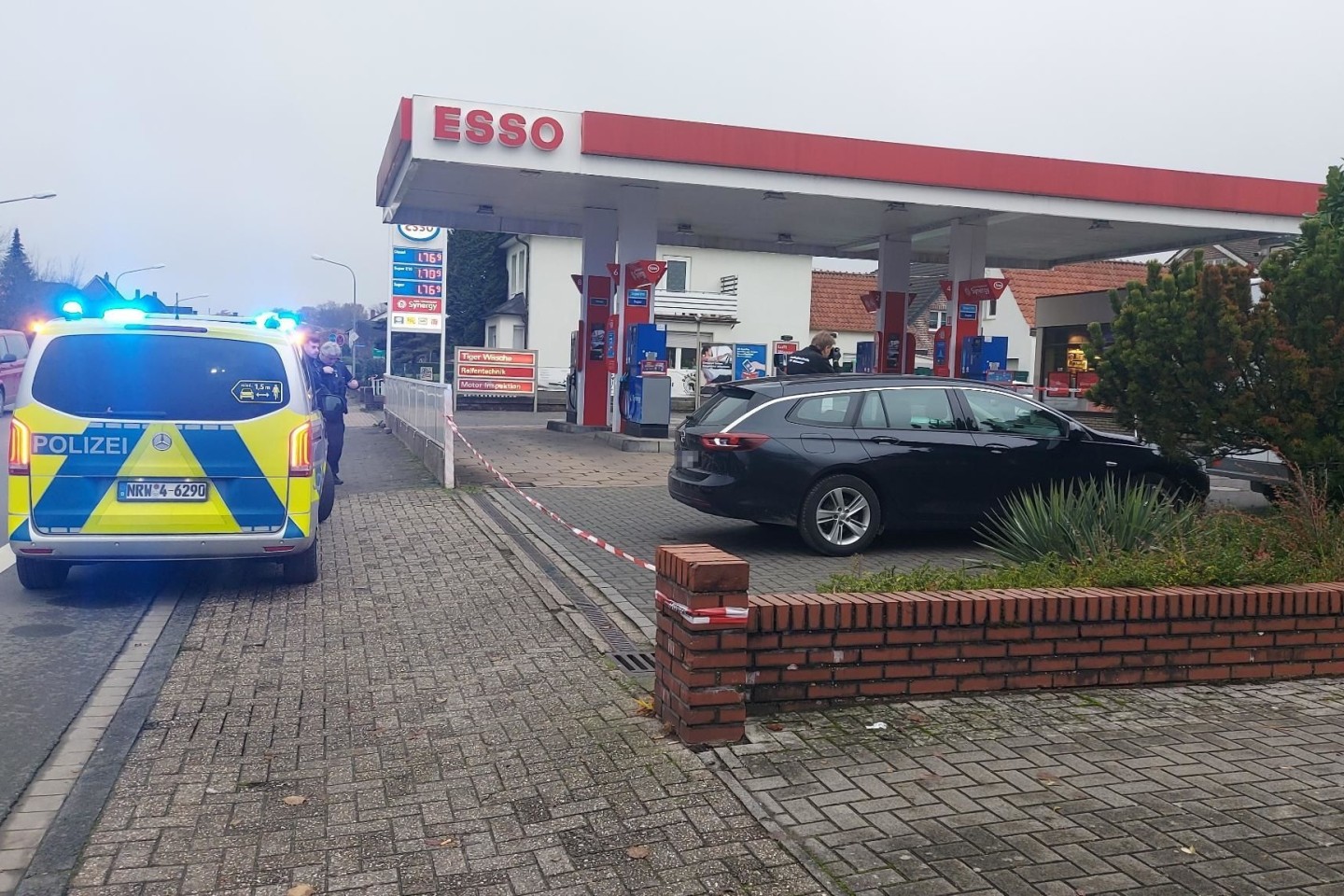 Ein Polizeifahrzeug steht vor der Tankstelle in Lengerich.