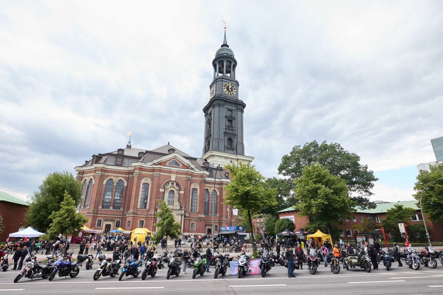 Motorräder auf der Ludwig-Erhard-Straße vor der Hauptkirche St. Michaelis (Michel) in Hamburg.