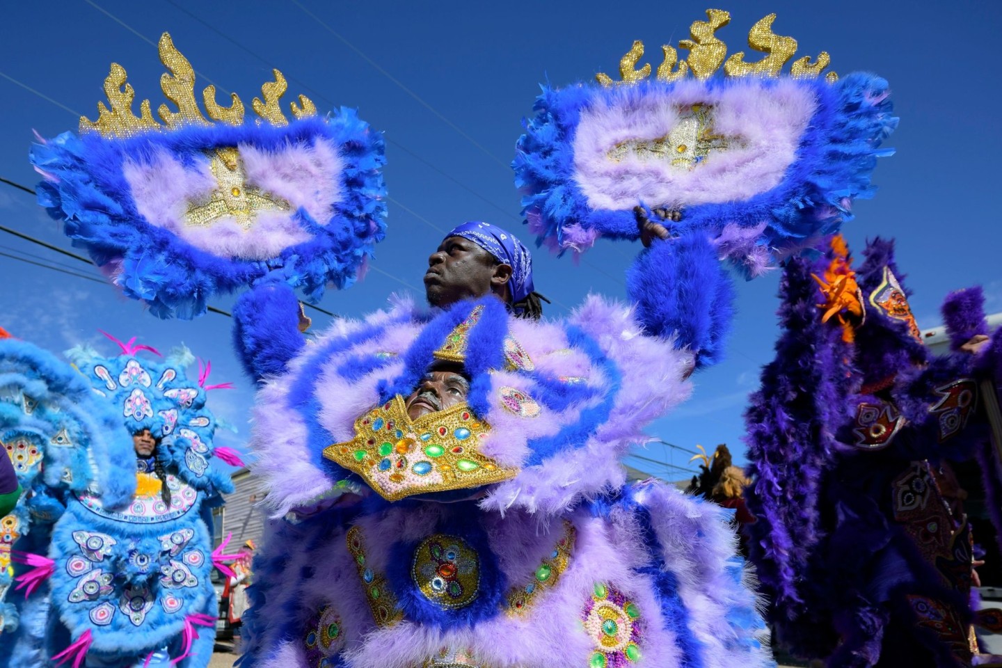 Mitglieder der Monogram Hunters Black Masking Indians paradieren am Mardi Gras Day in New Orleans.