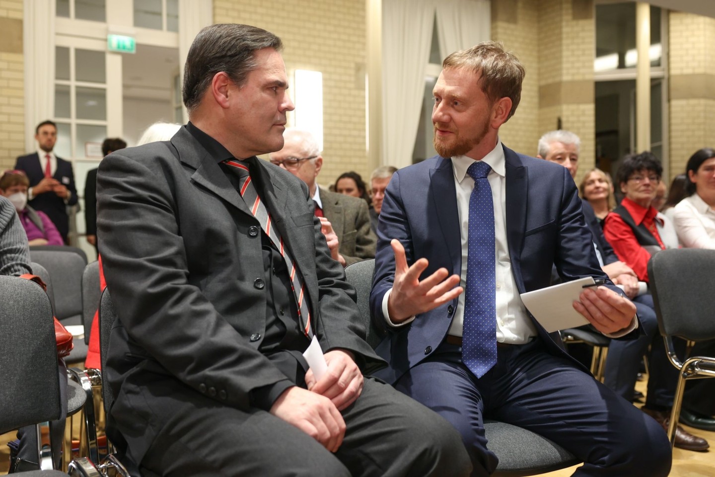 Der Autor Uwe Tellkamp (l) und Sachsens Ministerpräsident Michael Kretschmer bei der Lesung in Berlin.