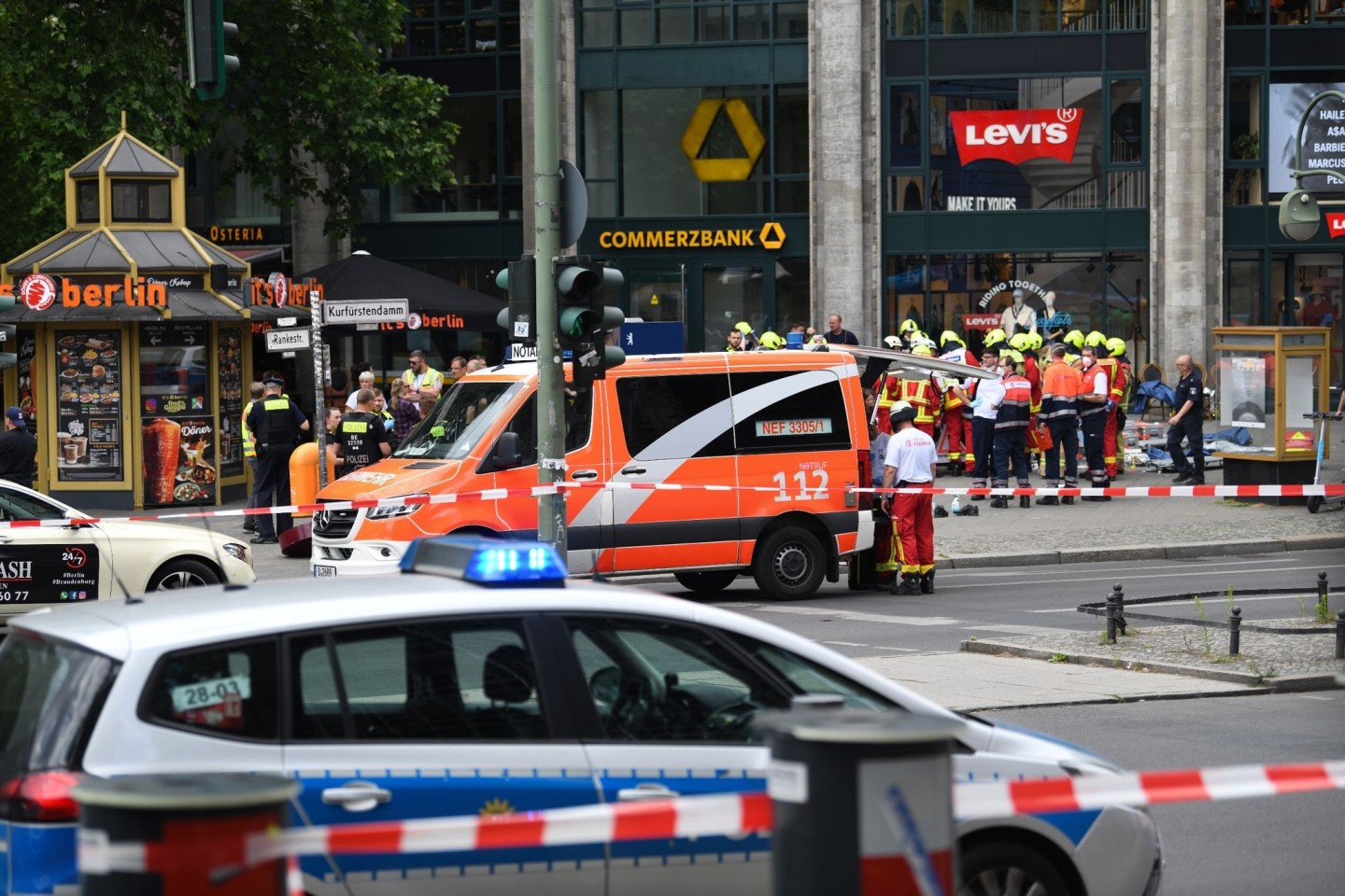 Polizei und Rettungsdienste sichern das Areal nach der Todesfahrt am Ku'damm.