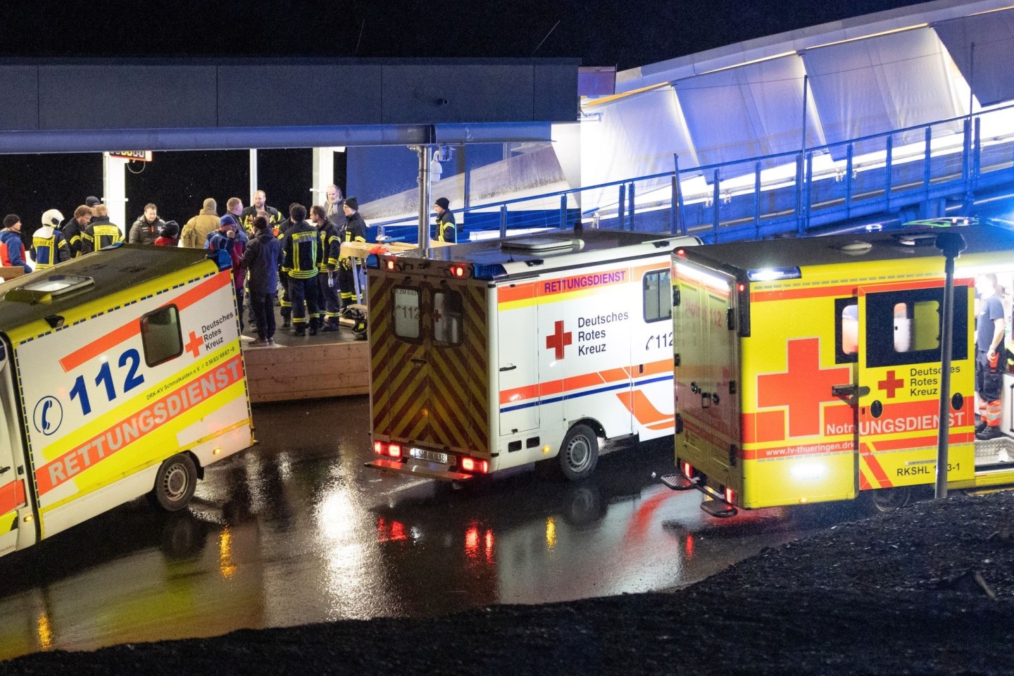 Rettungswagen und Helfer stehen am Ausgang der Bobbahn in Oberhof.