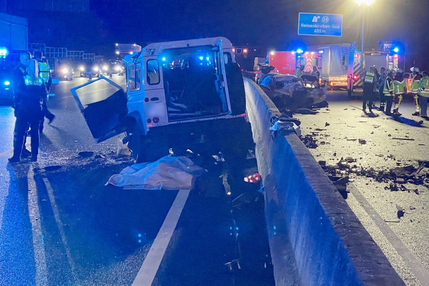 Rettungskräfte stehen auf der A40: Hier kam es zu einem Unfall nach einer Falschfahrt.