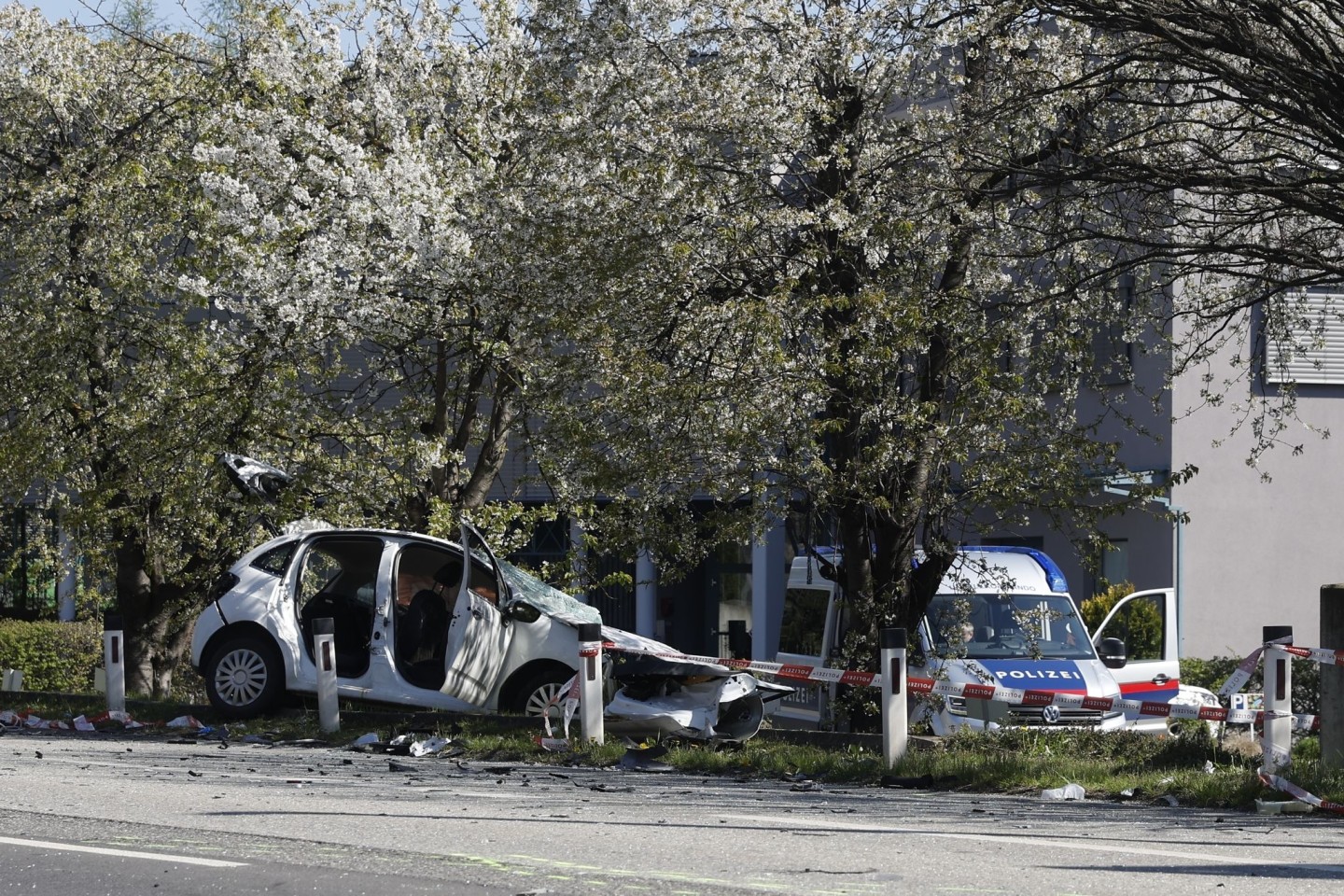 Das Unfall-Auto nach einem Frontalzusammenstoß mit einem anderen Auto in Graz.