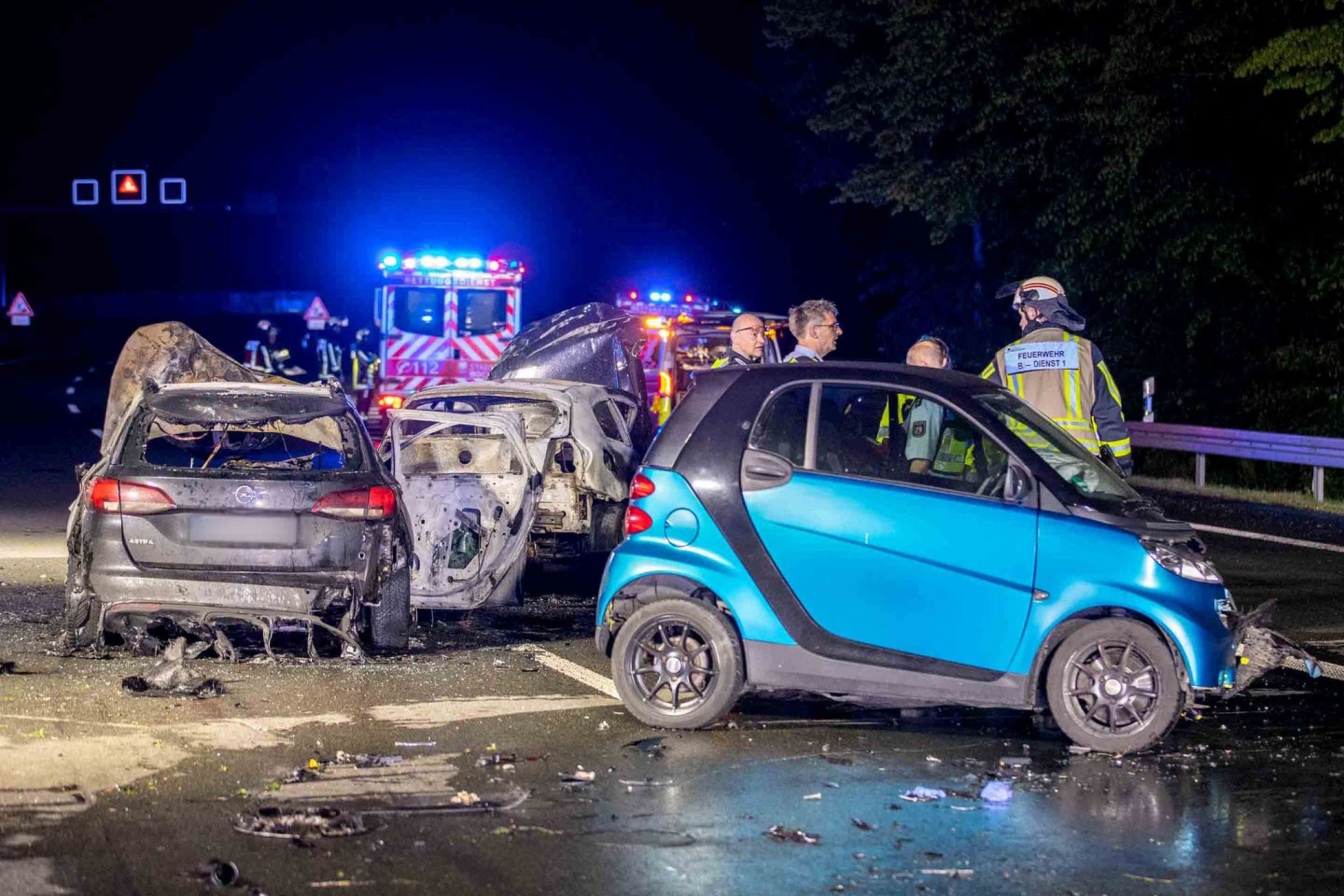 Feuerwehr und Polizei sind an der Unfallstelle im Einsatz.