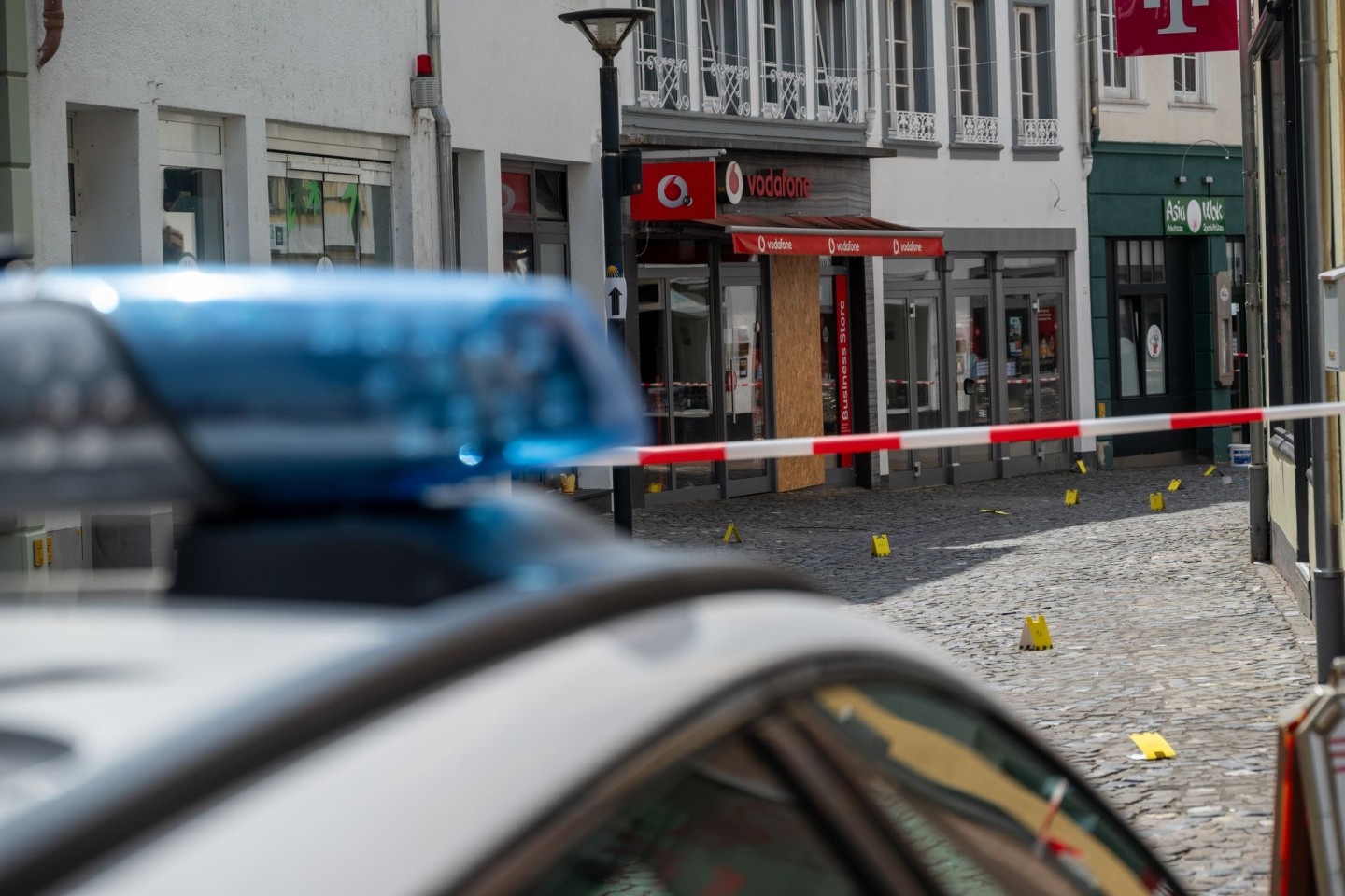 Markierungstafeln der Spurensicherung am Tatort in Wittlich.