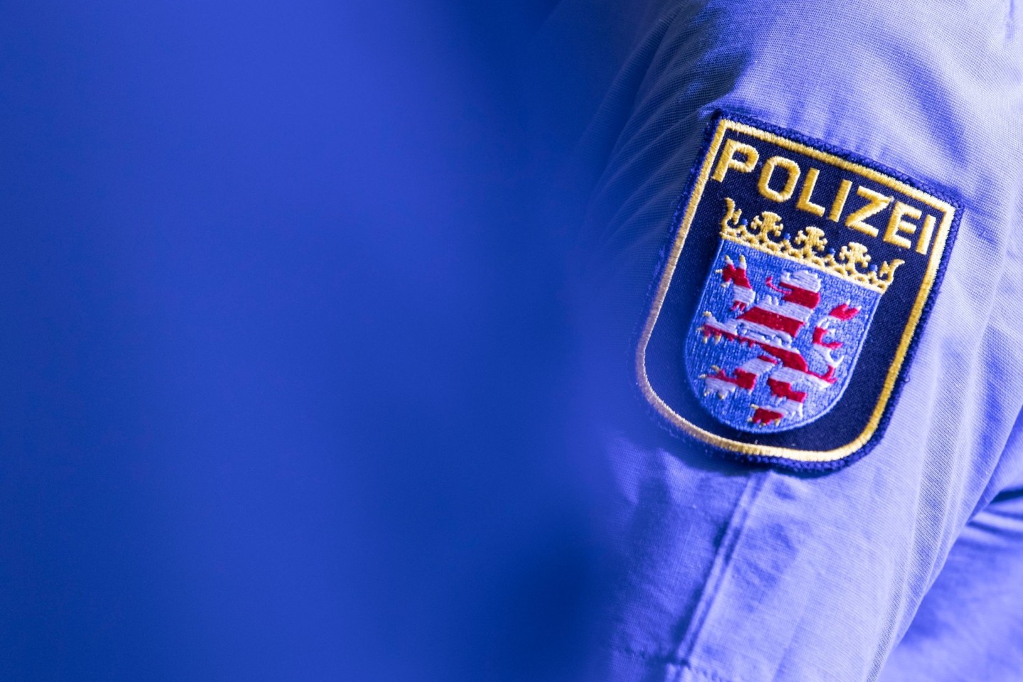 Das hessische Wappen auf der Uniform eines Polizisten: Beamte nahmen am Donnerstagabend einen Mann fest, der einen anderen erstochen haben soll.