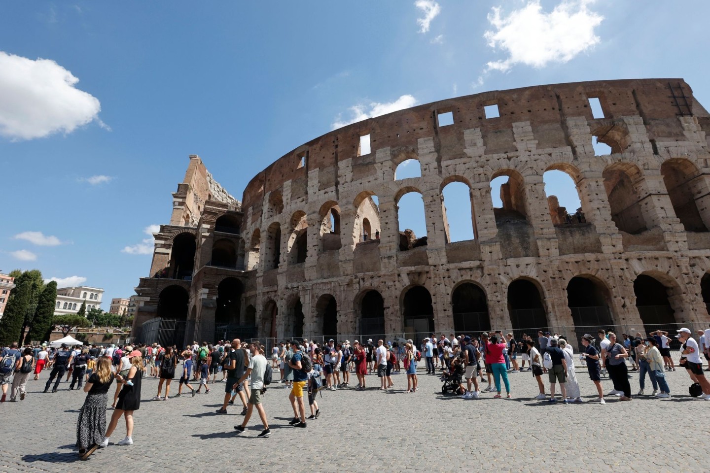 Das Kolosseum gehört zu den beliebtesten Touristenattraktionen in Italien.