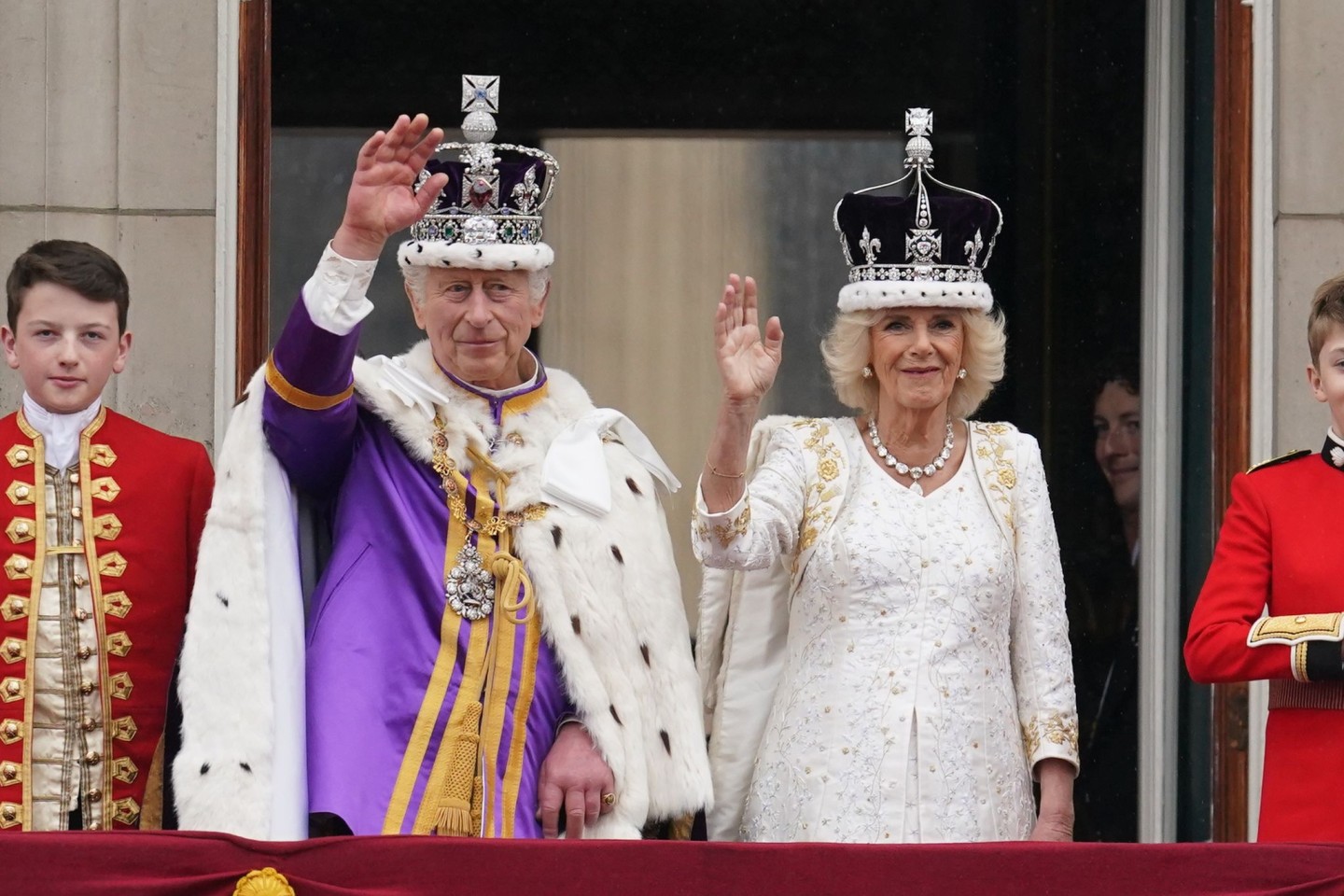 Die frisch gekrönten König Charles III. und Königin Camilla winken vom Balkon des Buckingham Palastes der Menge zu.