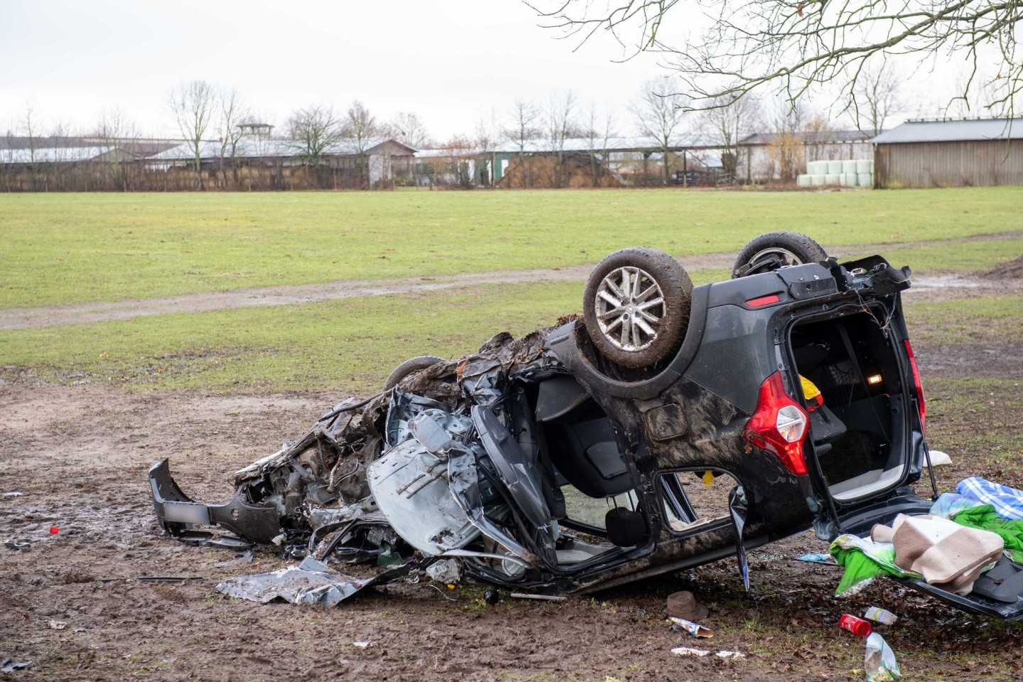 Der Kleintransporter ist bei dem Unfall in Valluhn fast völlig zerstört worden.