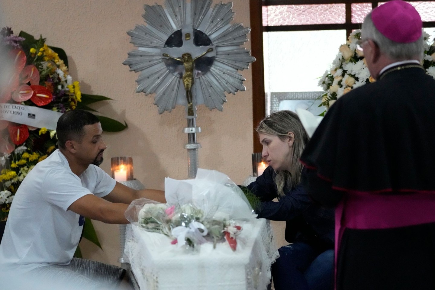 Eltern sitzen während einer Totenwache in Blumenau neben dem Sarg mit den sterblichen Überresten ihrer siebenjährigen Tochter, die in der Kinderkrippe getötet wurde.